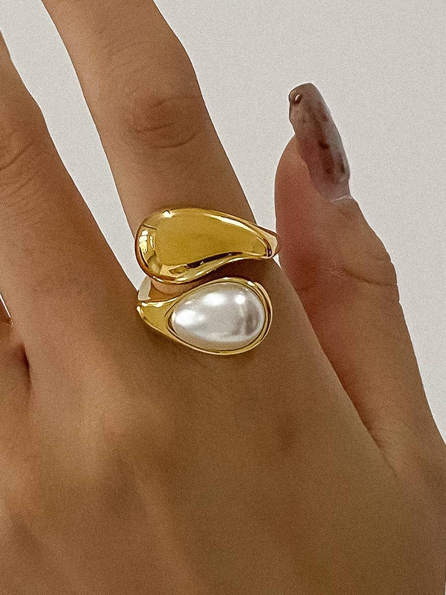 Sloan Pearl Wavy Ring